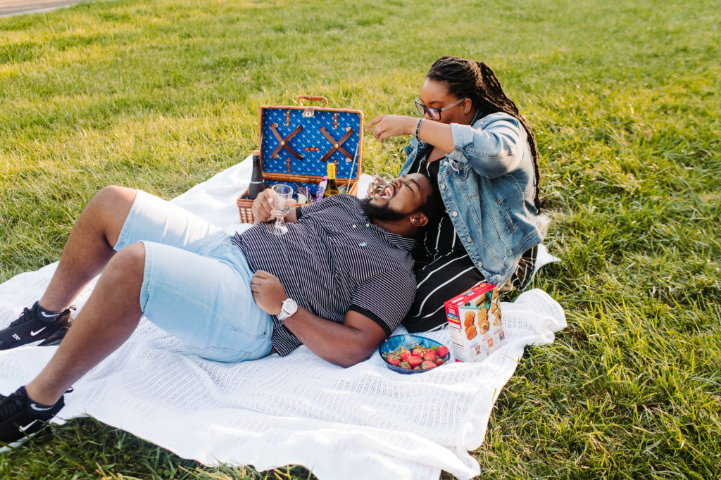 philadelphia couples photographer park picnic 12