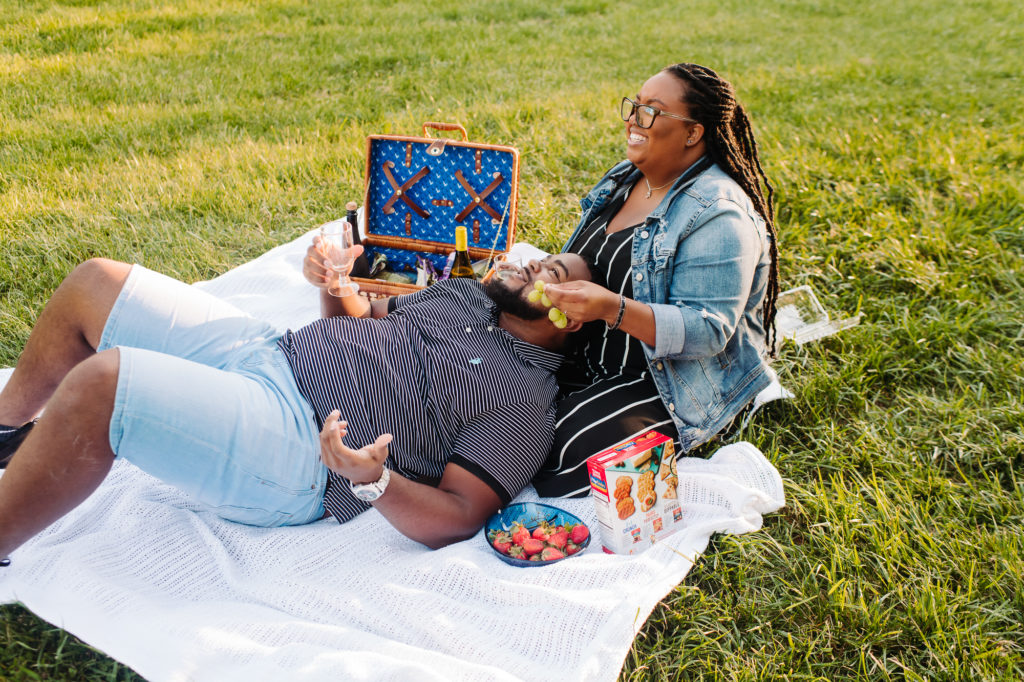 philadelphia couples photographer park picnic 13