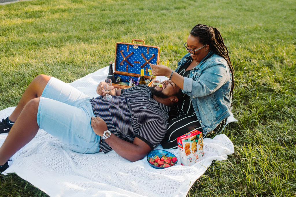 philadelphia couples photographer park picnic 14