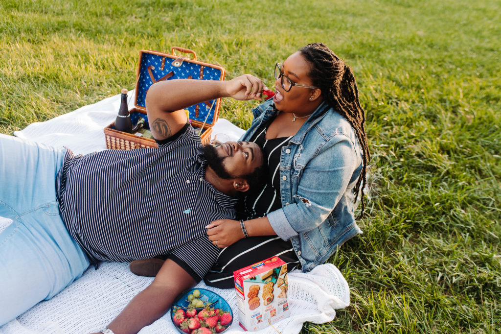 philadelphia couples photographer park picnic 15