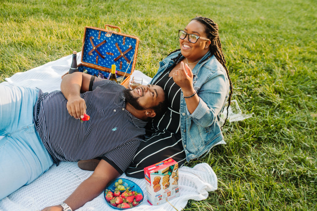 philadelphia couples photographer park picnic 17