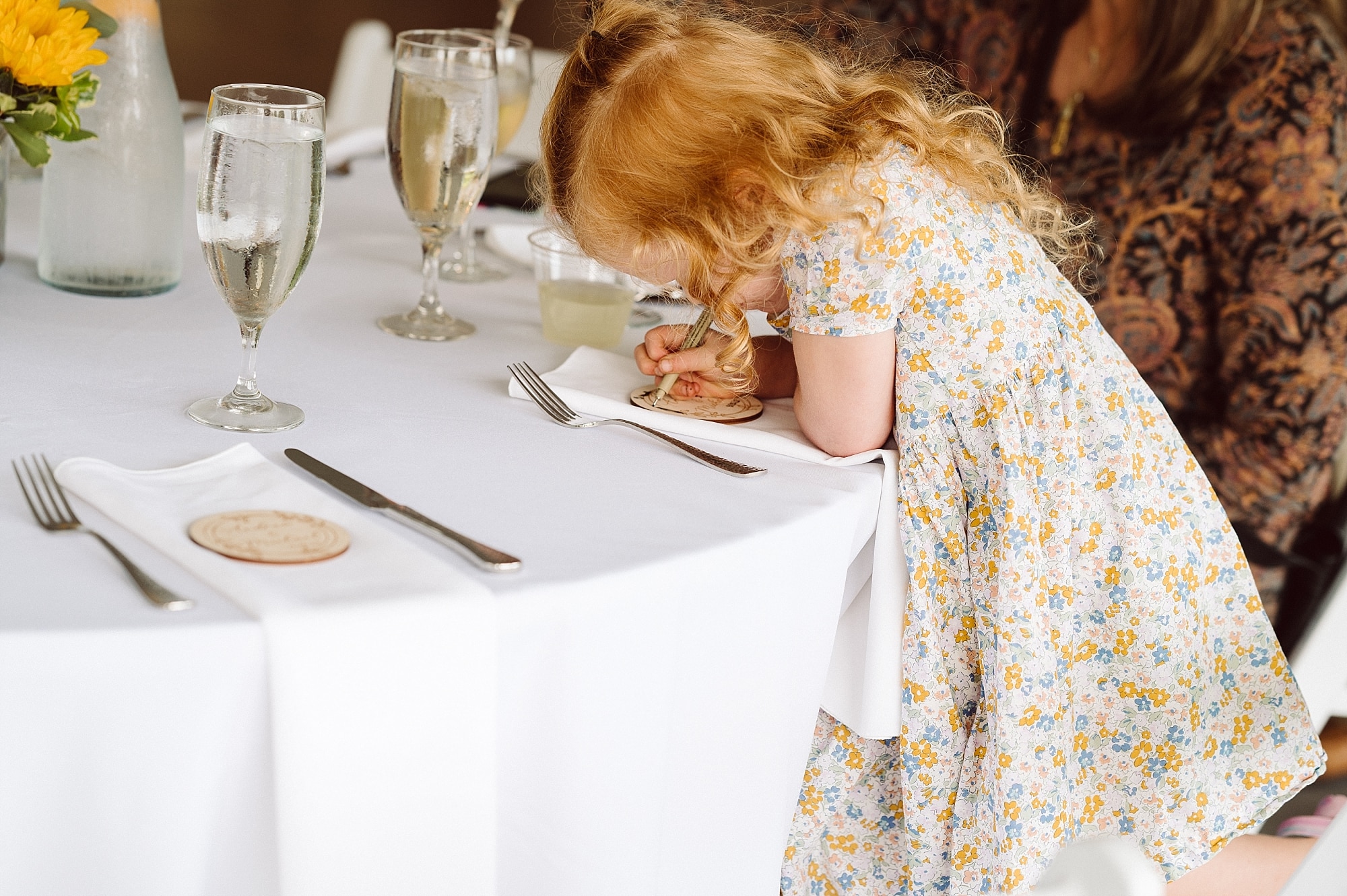 child drawing on table reception crossing vineyards micro wedding