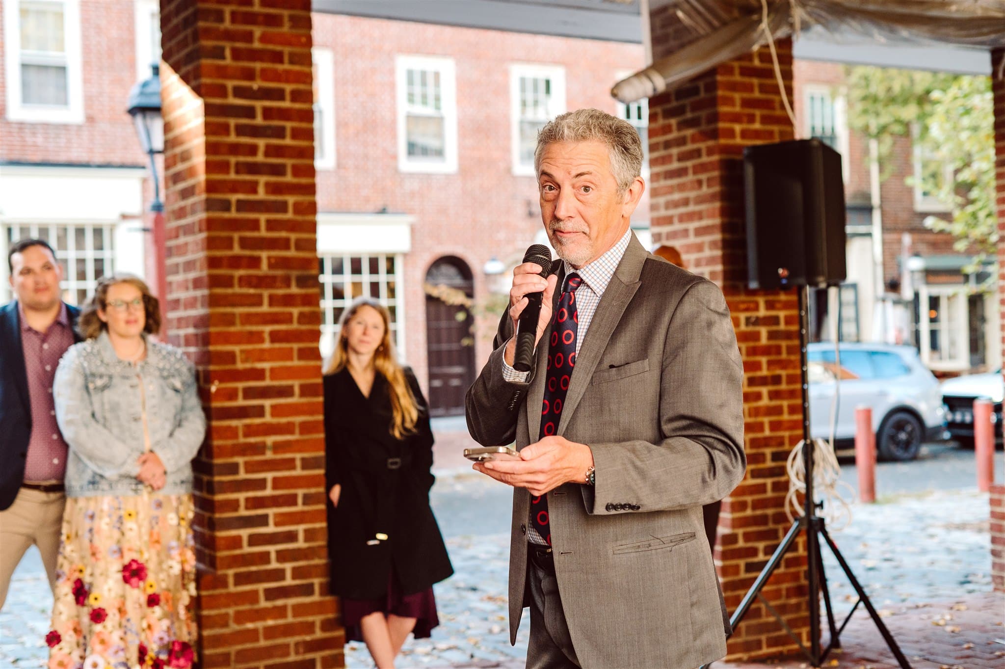 elopement pictures in headhouse square