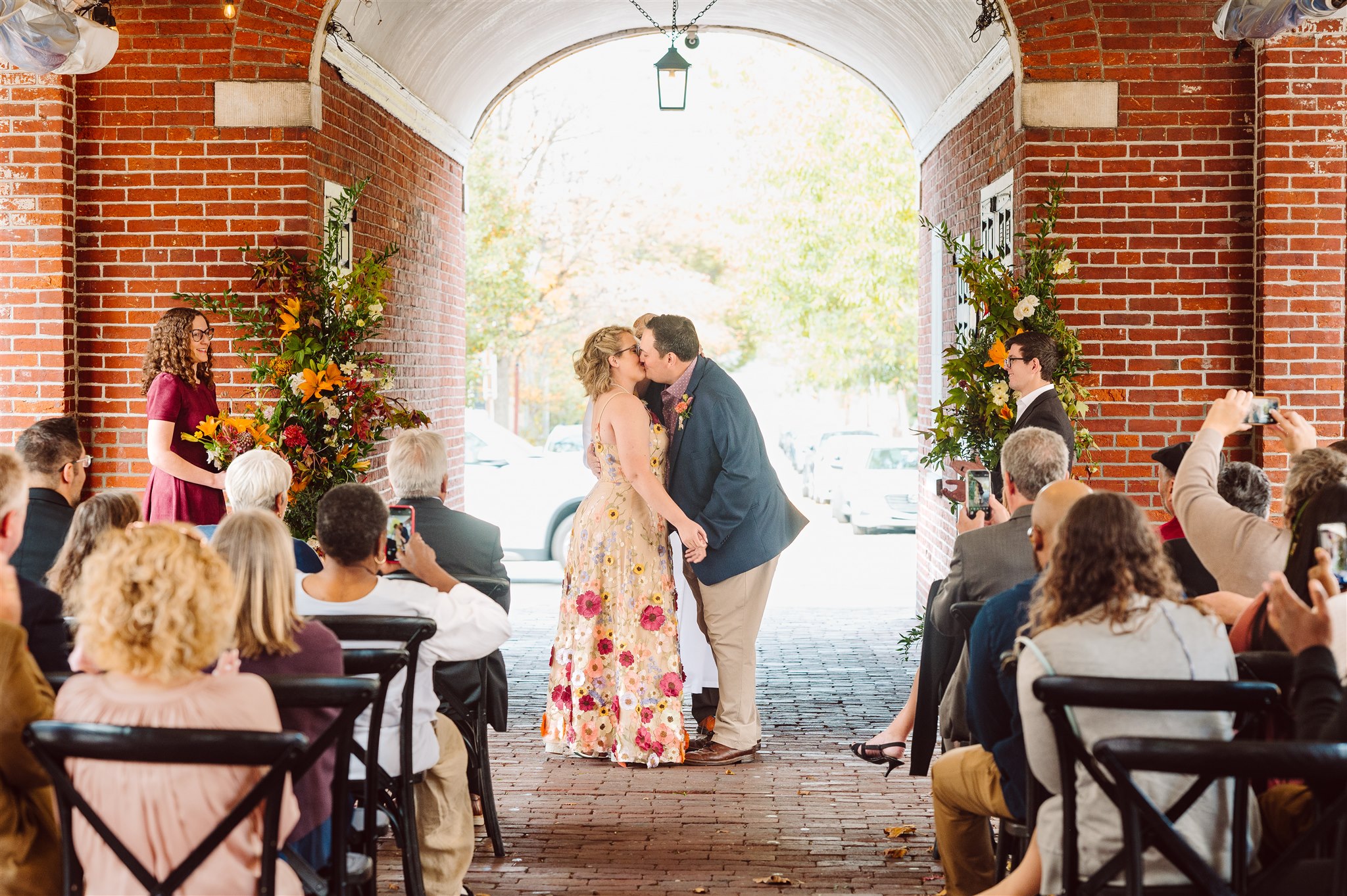 headhouse square photography: ben and nicole share a kiss
